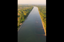 Vue aérienne de Rhin au nord à Au am Rhein dans le département Bade-Wurtemberg, Allemagne