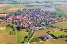 Vue aérienne de Vue du village depuis le sud-ouest à Impflingen dans le département Rhénanie-Palatinat, Allemagne