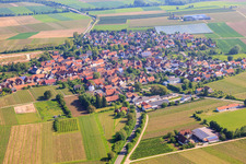 Vue aérienne de Vue du village depuis le sud-ouest à Impflingen dans le département Rhénanie-Palatinat, Allemagne
