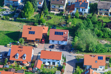 Dans le champ de pois à le quartier Mörzheim in Landau in der Pfalz dans le département Rhénanie-Palatinat, Allemagne hors des airs