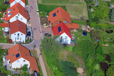 Image drone de Dans le champ de pois à le quartier Mörzheim in Landau in der Pfalz dans le département Rhénanie-Palatinat, Allemagne