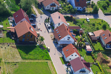 Vue oblique de Dans le champ de pois à le quartier Mörzheim in Landau in der Pfalz dans le département Rhénanie-Palatinat, Allemagne