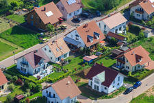 Dans le champ de pois à le quartier Mörzheim in Landau in der Pfalz dans le département Rhénanie-Palatinat, Allemagne d'un drone