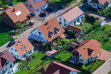 Dans le champ de pois à le quartier Mörzheim in Landau in der Pfalz dans le département Rhénanie-Palatinat, Allemagne hors des airs