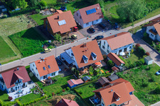 Vue d'oiseau de Dans le champ de pois à le quartier Mörzheim in Landau in der Pfalz dans le département Rhénanie-Palatinat, Allemagne