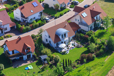 Image drone de Dans le champ de pois à le quartier Mörzheim in Landau in der Pfalz dans le département Rhénanie-Palatinat, Allemagne