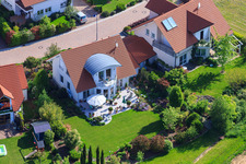 Dans le champ de pois à le quartier Mörzheim in Landau in der Pfalz dans le département Rhénanie-Palatinat, Allemagne d'un drone