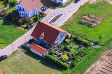 Vue oblique de Dans le champ de pois à le quartier Mörzheim in Landau in der Pfalz dans le département Rhénanie-Palatinat, Allemagne
