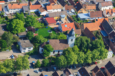 Vue aérienne de Église protestante à le quartier Queichheim in Landau in der Pfalz dans le département Rhénanie-Palatinat, Allemagne