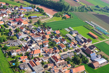 Vue aérienne de Mörlheimer Hauptstr à le quartier Mörlheim in Landau in der Pfalz dans le département Rhénanie-Palatinat, Allemagne