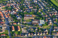 Vue aérienne de École et salle culturelle de Mannaberg à Rauenberg dans le département Bade-Wurtemberg, Allemagne