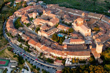 Vue oblique de Quartier de la vieille ville et centre-ville à Lucignano dans le département Arezzo, Italie