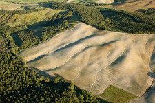 Vue aérienne de Structures dans les champs agricoles à Trequanda dans le département Siena, Italie