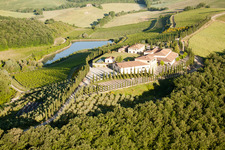 Vue aérienne de Torrenieri dans le département Toscane, Italie