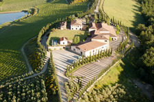 Vue aérienne de Torrenieri dans le département Toscane, Italie