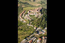 Vue aérienne de Civitella Marittima dans le département Toscane, Italie