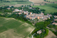 Vue aérienne de Valiano dans le département Toscane, Italie