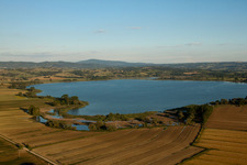 Vue aérienne de Lac de Montepulciano à Gioiella dans le département Ombrie, Italie