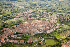 Vue aérienne de Champs agricoles et terres agricoles à Monte San Savino dans le département Arezzo, Italie