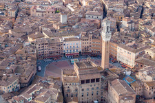 Vue aérienne de Ensemble carré de la Piazza del Campo au centre ville à Siena dans le département Siena, Italie