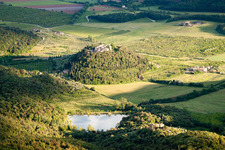 Vue aérienne de Village - vue sur une colline ronde et boisée avec un lac à le quartier Poggio Santa Cecilia in Rapolano Terme dans le département Siena, Italie