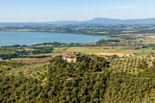 Vue aérienne de Complexe du château du Castello di Montegualandro sur le lac Trasemin à Montecchio en Ombrie à Tuoro sul Trasimeno dans le département Perugia, Italie