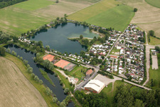 Vue aérienne de Emplacement de camping et de tentes pour caravanes et tentes Camping Les Peupliers au bord du lac dans le quartier de Beinheim à Seltz dans le département Bas Rhin, France