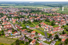 Vue aérienne de Vue sur le village à Rœschwoog dans le département Bas Rhin, France