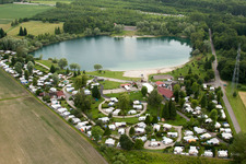 Vue aérienne de Caravane et tentes - camping - et emplacement tente Camping Plage du Staedly à Rœschwoog dans le département Bas Rhin, France