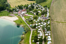 Vue aérienne de Emplacement de camping pour caravanes et tentes et emplacement pour tentes Camping Plage du Staedly au bord du lac à Roeschwoog à Rœschwoog dans le département Bas Rhin, France