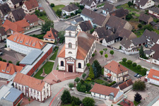 Vue aérienne de Église paroissiale Saint-Matthieu au centre du village à Drusenheim dans le département Bas Rhin, France
