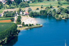 Vue aérienne de Plage au bord du lac de la carrière à Jockgrim dans le département Rhénanie-Palatinat, Allemagne