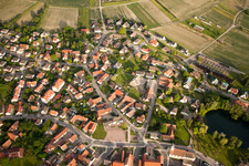 Vue aérienne de Champs agricoles et terres agricoles à Gambsheim dans le département Bas Rhin, France