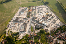 Vue aérienne de Zone industrielle et implantation d'entreprise Betonbau Stradal à Kilstett dans le département Bas Rhin, France