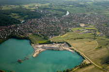 Vue aérienne de Terrain et zones de morts-terrains de la gravière à ciel ouvert de la Gravière au bord du lac de carrière à La Wantzenau dans le département Bas Rhin, France