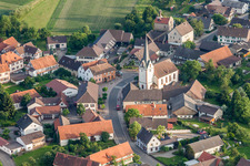 Vue aérienne de Bâtiment d'église au centre du village à le quartier Legelshurst in Willstätt dans le département Bade-Wurtemberg, Allemagne