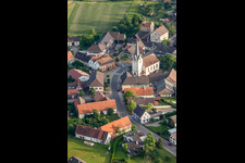 Photographie aérienne de Bâtiment d'église au centre du village à le quartier Legelshurst in Willstätt dans le département Bade-Wurtemberg, Allemagne