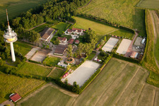 Vue aérienne de Haras de Kaiserhof et tour de radiodiffusion à le quartier Legelshurst in Willstätt dans le département Bade-Wurtemberg, Allemagne
