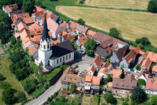 Vue aérienne de Quartier de la vieille ville et Hinterstädelkirche sur la Ludwigstrasse à Jockgrim dans le département Rhénanie-Palatinat, Allemagne