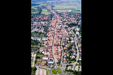 Vue aérienne de Rue du Rhin vue de l'est à Kandel dans le département Rhénanie-Palatinat, Allemagne