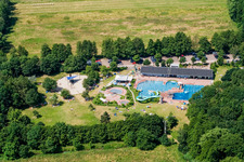 Photographie aérienne de Courbes et parcours circulaires du toboggan aquatique à la piscine de la piscine extérieure dans la piscine forestière Kandel à Kandel dans le département Rhénanie-Palatinat, Allemagne