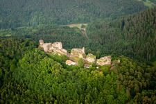 Vue aérienne de Ruines et vestiges des murs de l'ancien complexe du château et de la forteresse d'Altdahn à Dahn dans le département Rhénanie-Palatinat, Allemagne