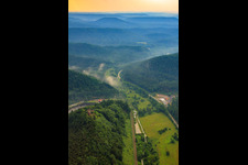 Vue aérienne de De Wieslautertal au nord-ouest à Dahn dans le département Rhénanie-Palatinat, Allemagne