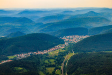 Enregistrement par drone de Hinterweidenthal dans le département Rhénanie-Palatinat, Allemagne