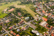 Vue aérienne de Jardin d'enfants et église à le quartier Gersbach in Pirmasens dans le département Rhénanie-Palatinat, Allemagne