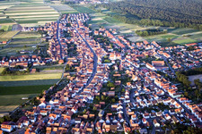 Vue aérienne de Vue sur le village à Hatzenbühl dans le département Rhénanie-Palatinat, Allemagne