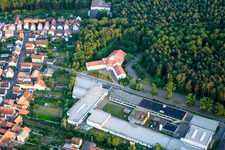 Vue aérienne de Zone industrielle et commerciale d'Eichenauer Heizelemente GmbH & Co. KG à Hatzenbühl dans le département Rhénanie-Palatinat, Allemagne