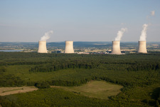 Vue aérienne de Le centre nucléaire EDF vu de l'ouest à Cattenom dans le département Moselle, France