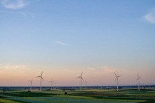 Vue aérienne de Eoliennes (WEA) - éoliennes - sur un champ Herxheimweyher à Herxheimweyher dans le département Rhénanie-Palatinat, Allemagne