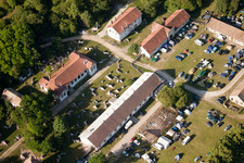 Vue aérienne de Participants à l'entraînement au terrain de paintball Veckring à Veckring dans le département Moselle, France